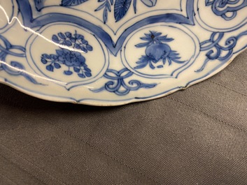 Un plat et deux assiettes en porcelaine de Chine en bleu et blanc de type kraak &agrave; d&eacute;cor de canards, Wanli